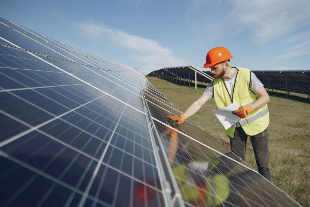 Ondernemer bekijkt energiedata op een laptop