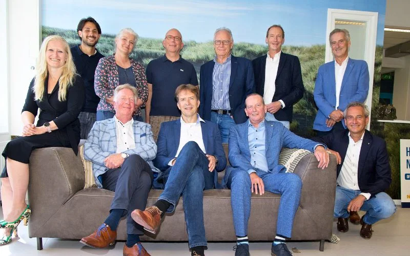 Groepsfoto van deelnemers aan een bijeenkomst